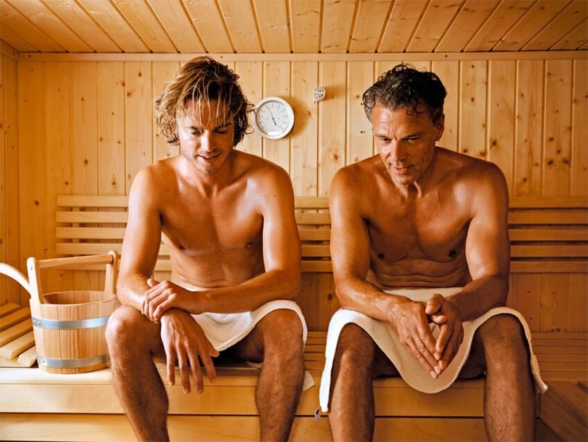 Muškarci posjećuju saunu za liječenje prostatitisa